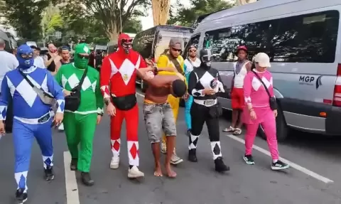 Policiais fantasiados de Power Rangers prendem homem com celulares roubados em SP