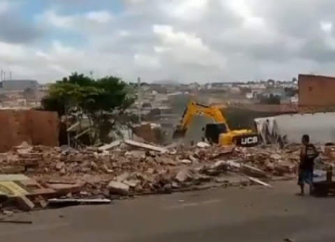 Imóveis são demolidos na antiga Rua de Aurora em Feira de Santana