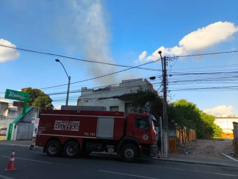 Incêndio atinge casarão na Senhor dos Passos, em Feira de Santana