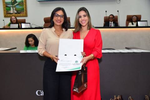 Lorena Peixoto, presidente da OAB Feira, é homenageada na Câmara de Vereadores