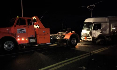 Motorista morre após colisão frontal entre carro e caminhão-tanque na BR-101