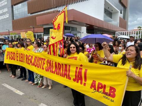 Professores de Feira de Santana paralisam atividades para cobrar pagamento do piso salarial