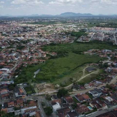 Casa construída em nascente aterrada corre risco de desabamento em Feira de Santana, diz vereador