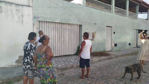 Imóvel abandonado causa transtornos em rua no bairro Conceição I