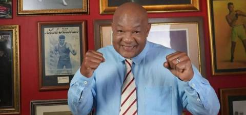 Morre George Foreman, ex-campeão mundial dos pesos-pesados, aos 76 anos